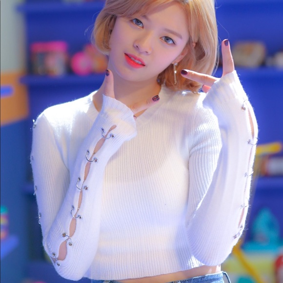 NWT/nwot twice jeongyeon forever21 crop sweater top ring sleeve cutout large - Picture 1 of 1